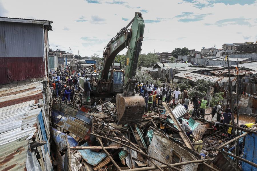 Ξεκίνησαν οι κατεδαφίσεις σπιτιών στις όχθες του ποταμού στο Ναϊρόμπι καθώς οι πλημμύρες συνεχίζουν να προκαλούν όλεθρο στην Κένυα