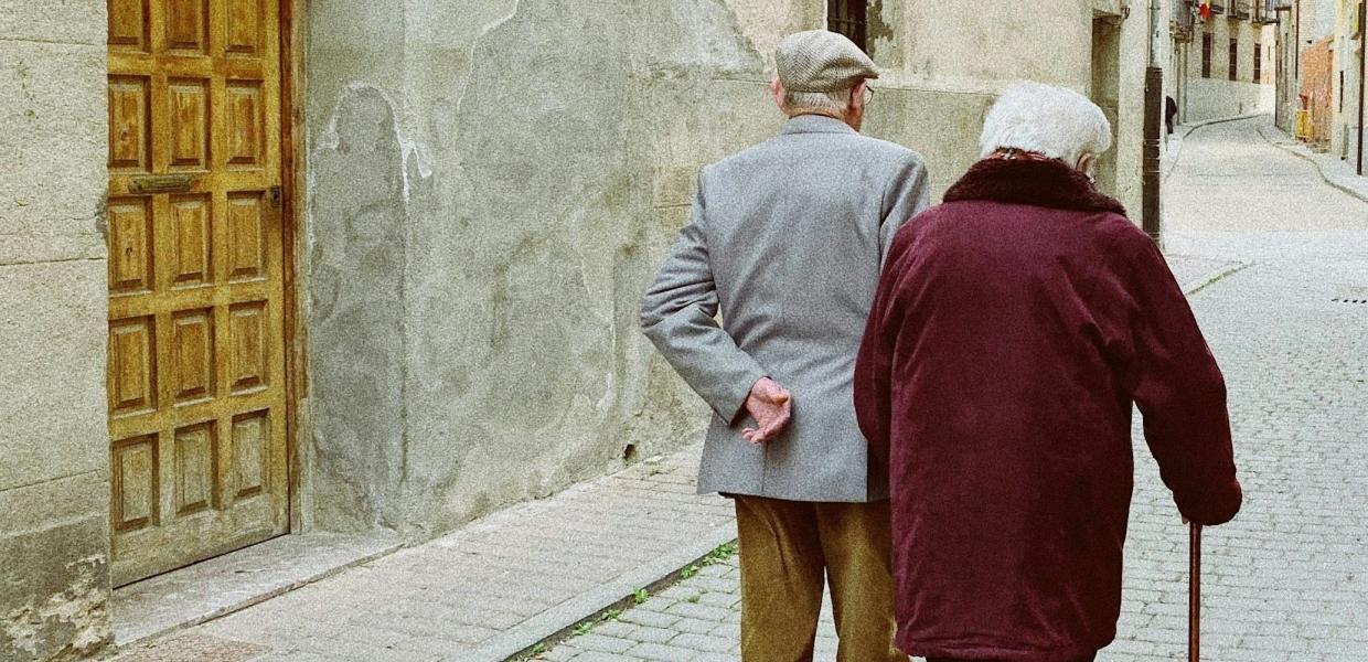 Ηλικιωμένο ζευγάρι σε περίπατο