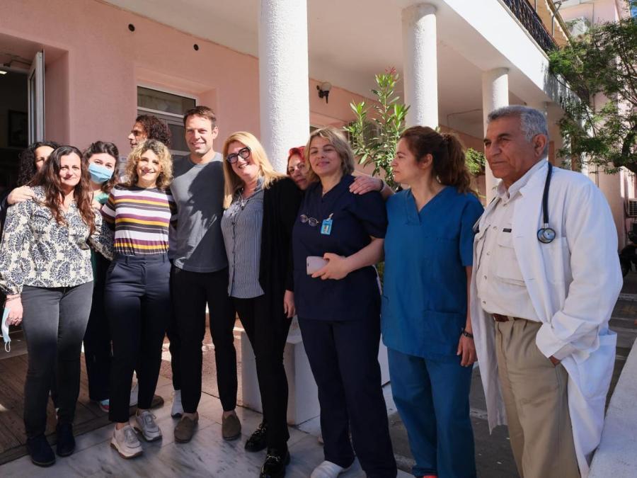 Ο Στέφανος Κασσελάκης με υγειονομικούς στο νοσοκομείο Ικαρίας