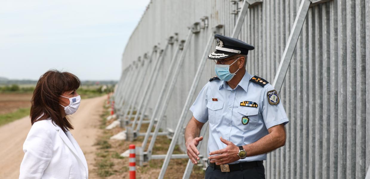 Η Κατερίνα Σακελλαροπούλου με αστυνομικό στον φράχτη του Έβρου