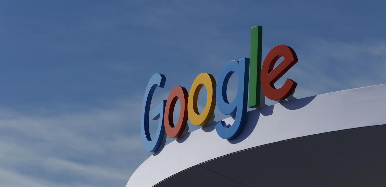 Λογότυπο της Google σε οροφή κτιρίου