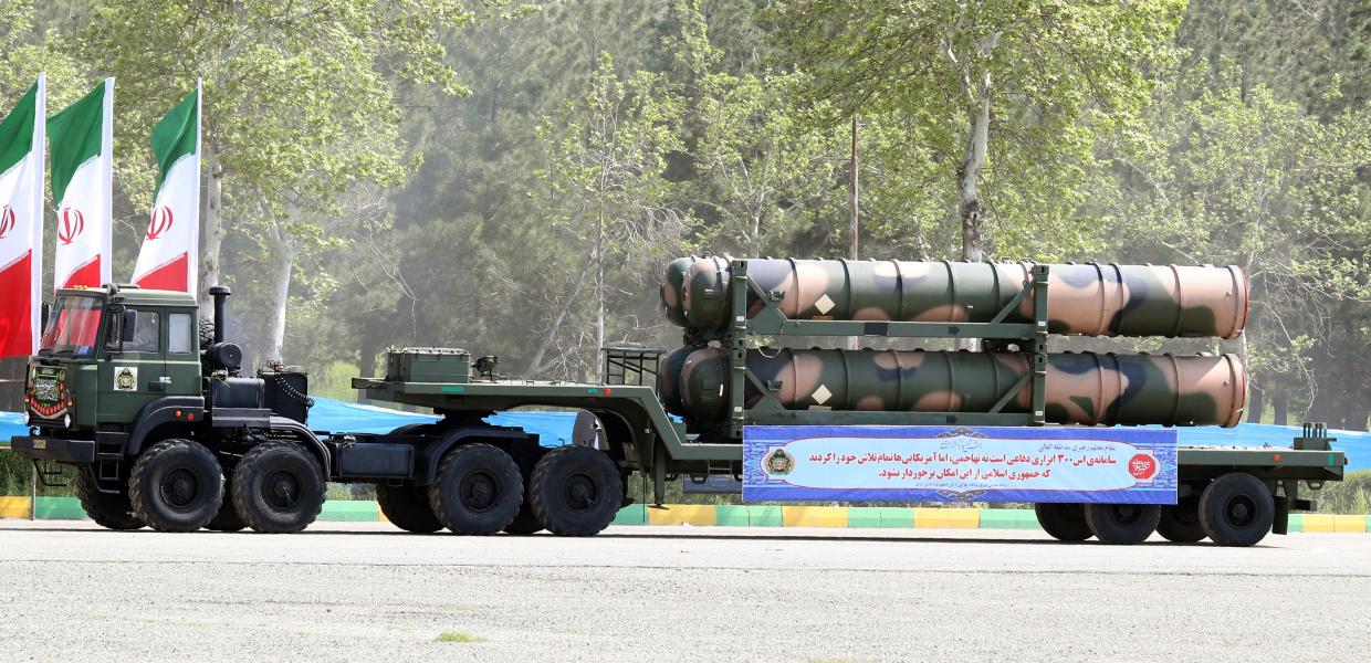 Φορτηγού του στρατού του Ιράν μεταφέρει πυραυλικό σύστημα στο πλαίσιο της Ημέρας του Στρατού, σε στρατιωτική βάση στην Τεχεράνη