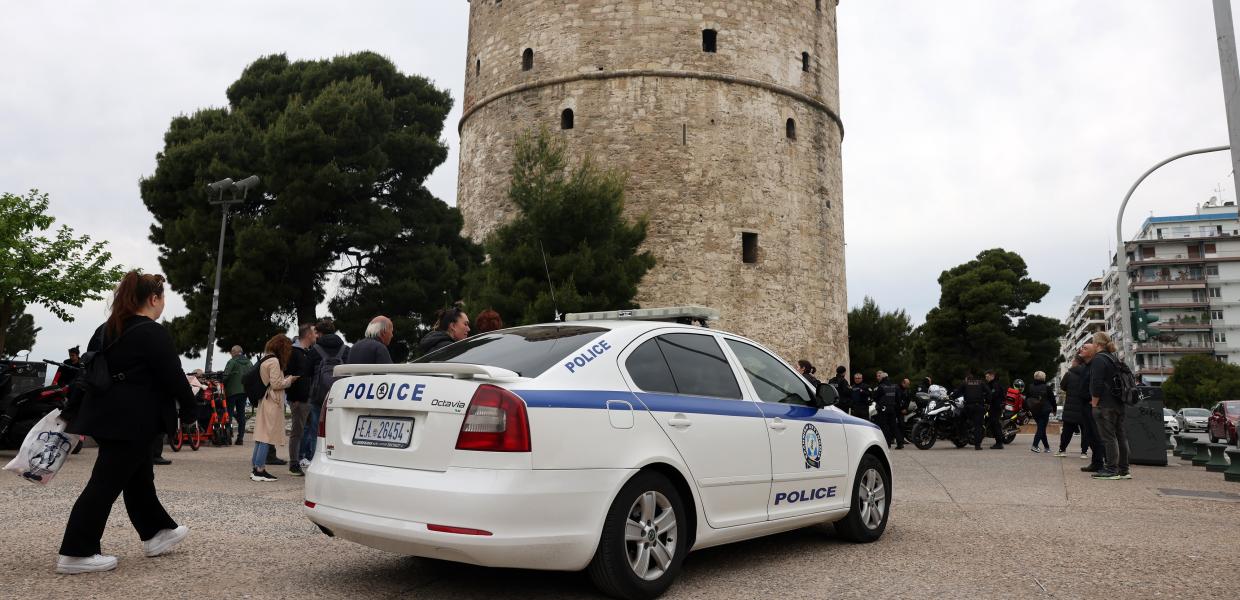 Περιπολικό της αστυνομίας μπροστά στον Λευκό Πύργο στη Θεσσαλονίκη