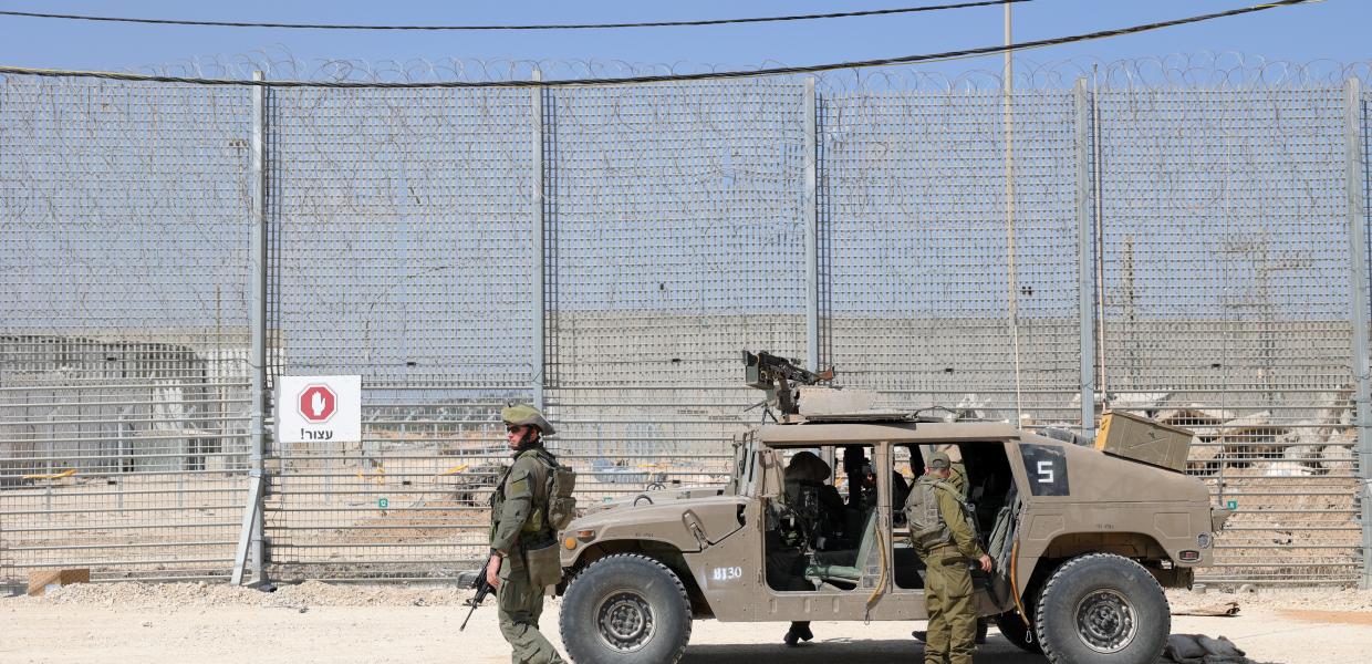 Ισραηλινοί στρατιώτες δίπλα στο πέρασμα Erez κατά μήκος του συνοριακού φράχτη με τη βόρεια Λωρίδα της Γάζας, Ισραήλ, 05 Μαΐου 2024