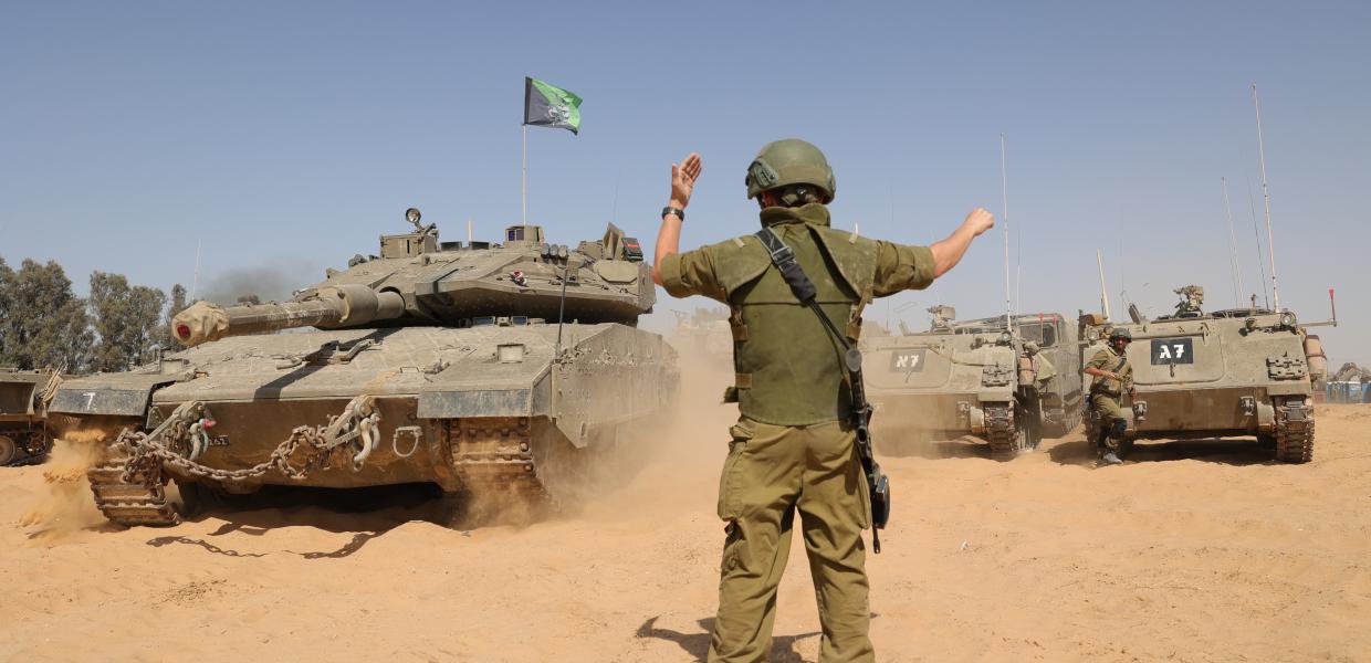 Ισραηλινά τεθωρακισμένα οχήματα συγκεντρώνονται κατά μήκος του συνοριακού φράχτη με τη νότια Λωρίδα της Γάζας, Ισραήλ 5 Μαΐου 2024