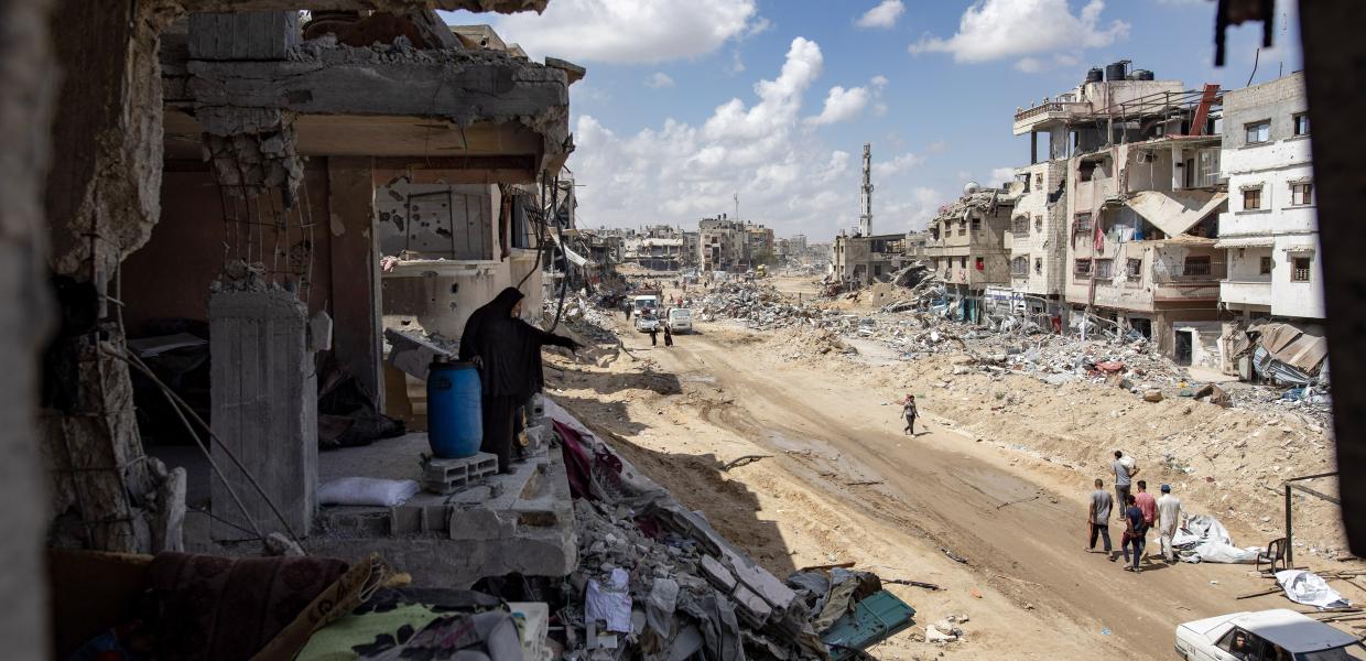 Άνθρωποι ανάμεσα στα ερείπια στη Γάζα