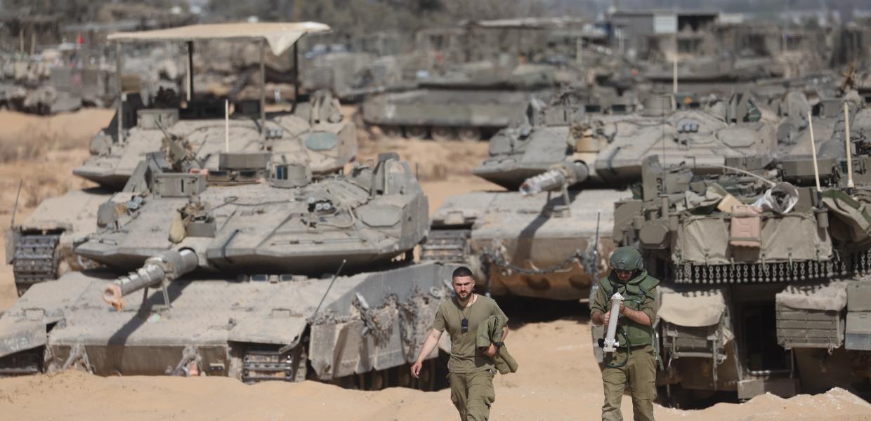 Ισραηλινά τεθωρακισμένα οχήματα συγκεντρώνονται κατά μήκος του συνοριακού φράχτη με τη νότια Λωρίδα της Γάζας, Ισραήλ 5 Μαΐου 2024