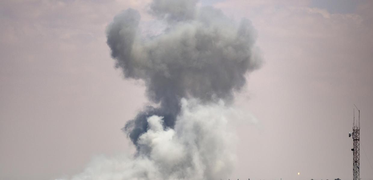 Kαπνός μετά από ισραηλινή αεροπορική επιδρομή, στη Ράφα, νότια Λωρίδα της Γάζας, 7 Μαΐου 2024. 