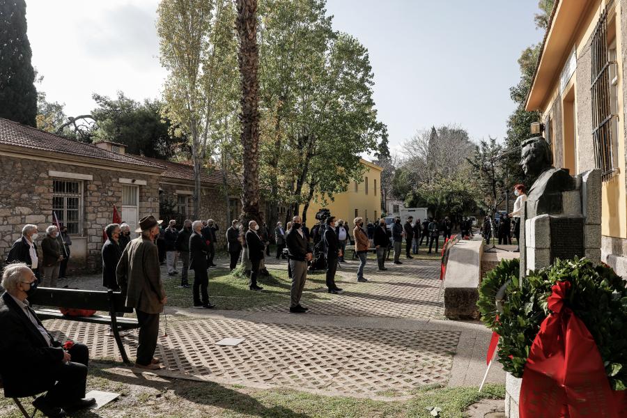 Κατάθεση στεφάνου από τον ΣΥΡΙΖΑ στο ΕΑΤ ΕΣΑ