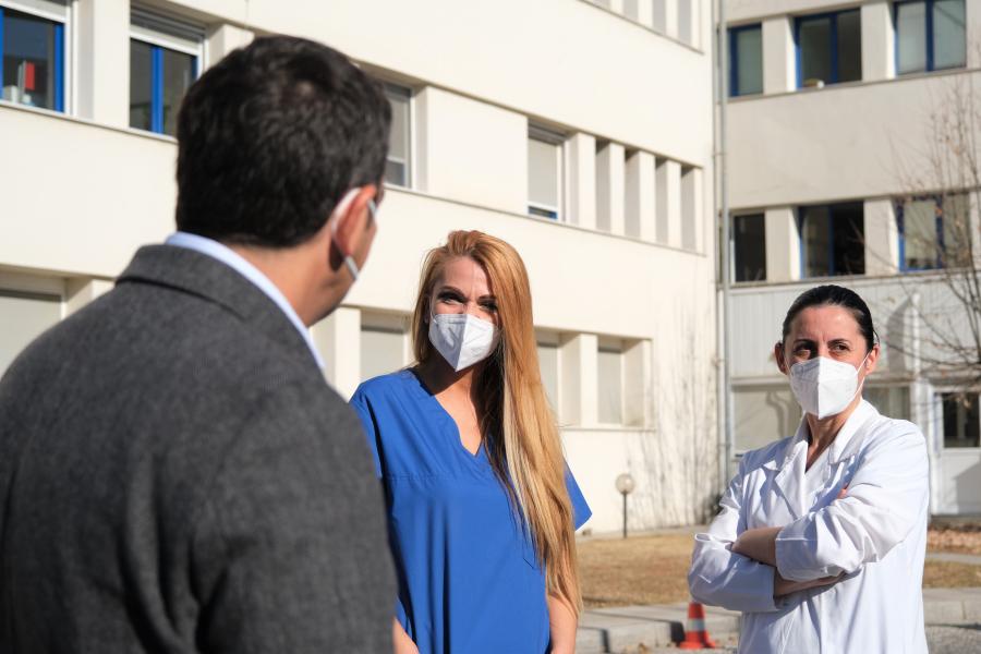 Γιατροί και νοσηλευτές στο νοσοκομείο Δράμας συζητούν με τον Αλέξη Τσίπρα