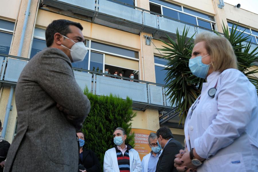 Ο Αλέξης Τσίπρας με γιατρούς στο νοσοκομείο Γεννηματά