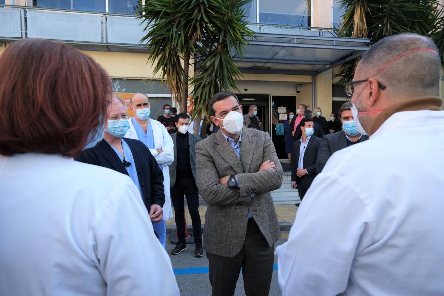 Ο Αλέξης Τσίπρας με γιατρούς στο νοσοκομείο Γεννηματά