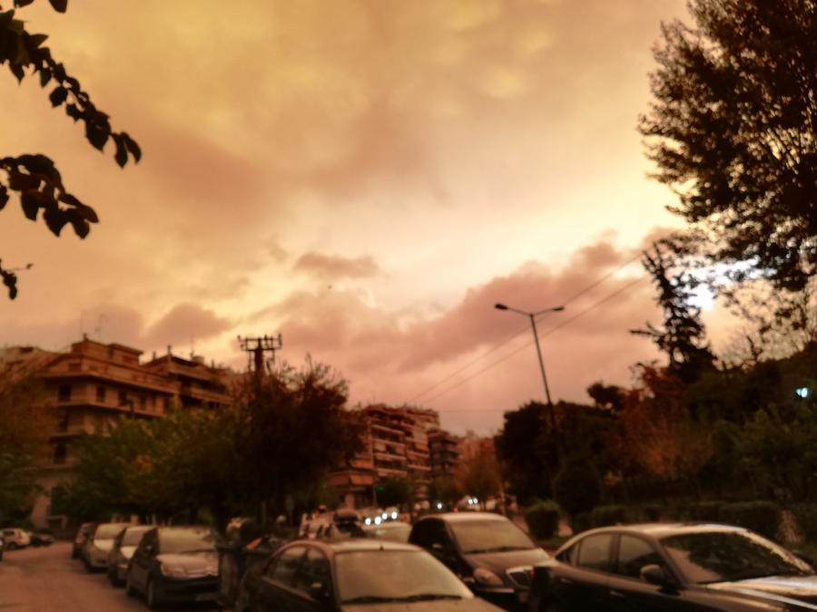 ΑΘΗΝΑ ΟΥΡΑΝΟΣ ΚΟΚΚΙΝΟ ΧΡΩΜΑ