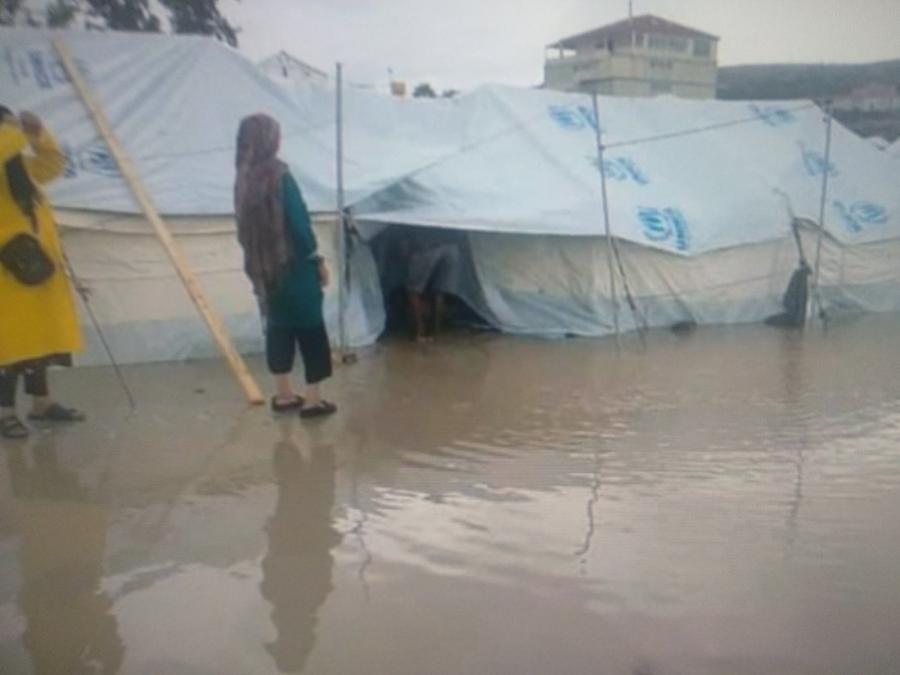 Καρά Τεπέ / Άφησαν πρόσφυγες και μετανάστες στο έλεος της πλημμύρας | Αυγή