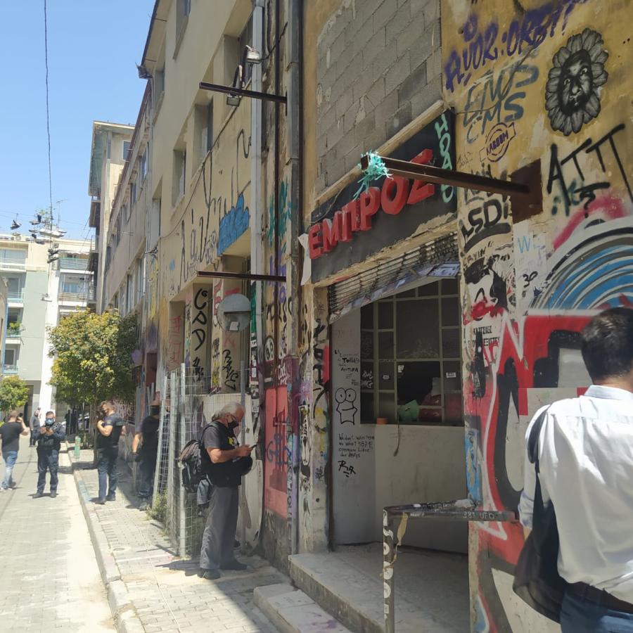 θεατρο εμπρος πορτα