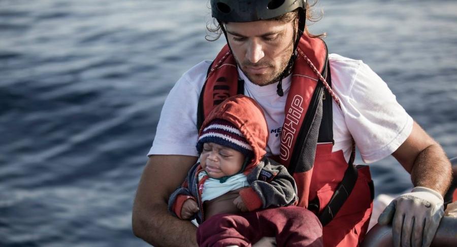 Ο Ιάσονας Αποστολόπουλος διασώζει προσφυγόπουλο