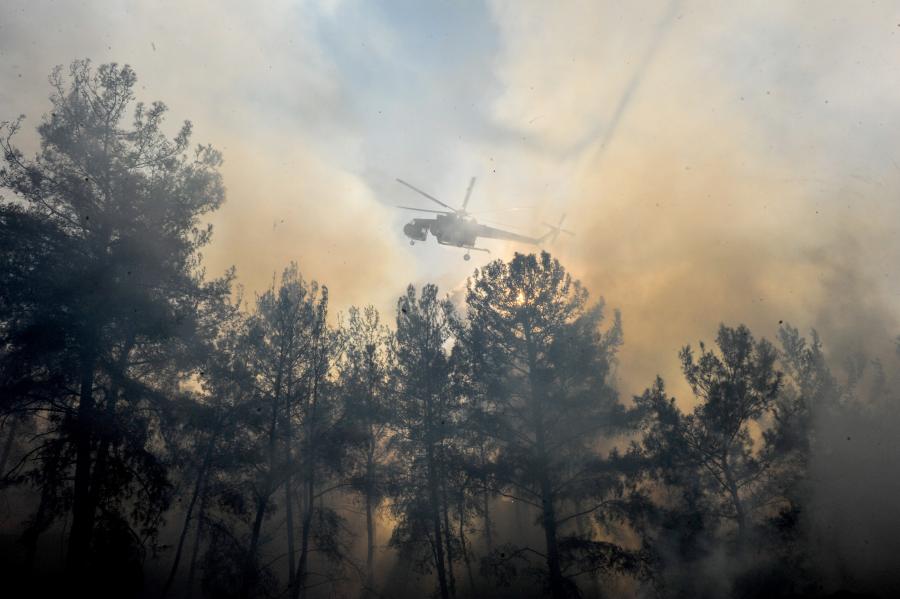 Ελικόπτερο πάνω από την πυρκαγιά στη Ρόδο