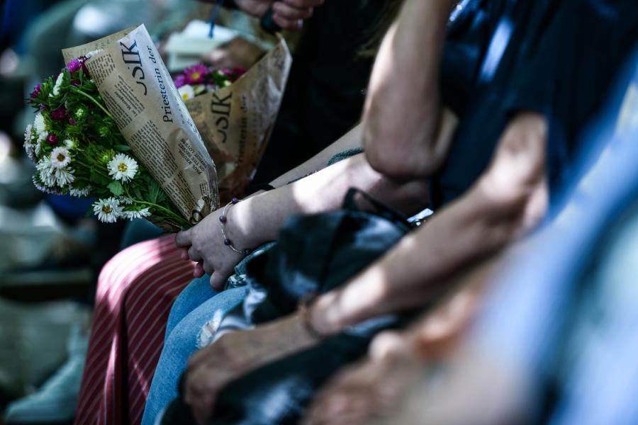 Λαϊκό προσκύνημα στον Μίκη Θεοδωράκη