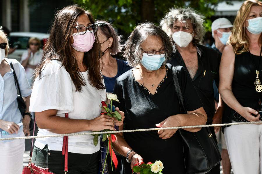 Λαϊκό προσκύνημα στον Μίκη Θεοδωράκη