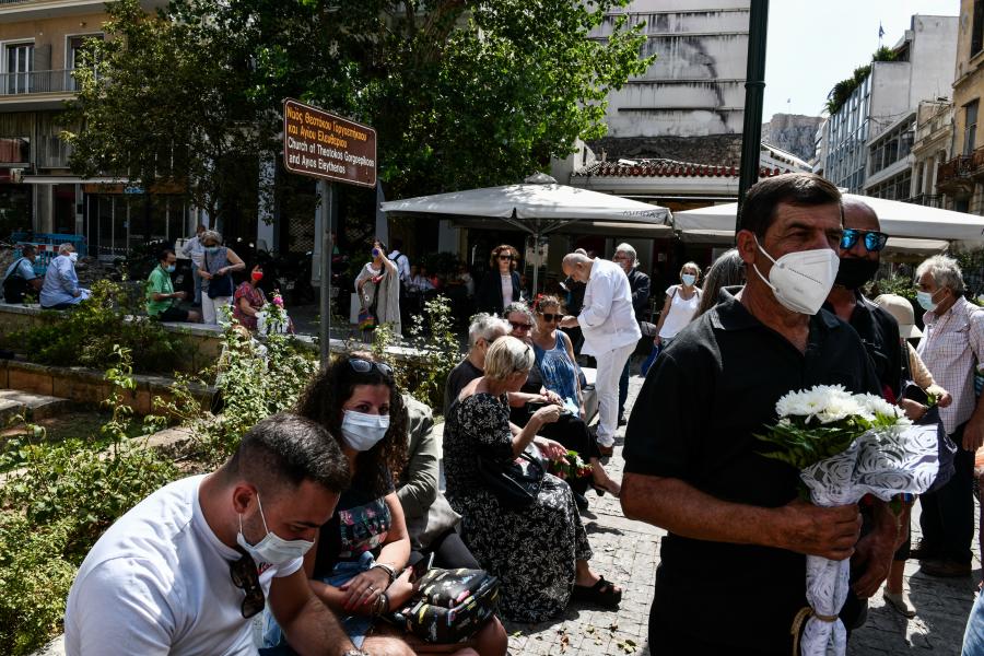 Λαϊκό προσκύνημα στον Μίκη Θεοδωράκη