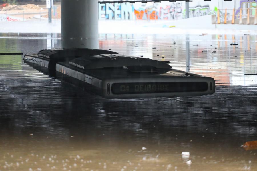 Λεωφορείο στην πλημμύρα