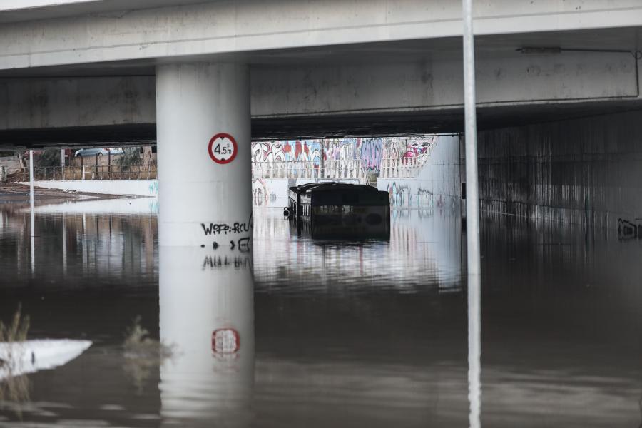 Λεωφορείο γέφυρα Μπάλλος νερό πλημμύρα