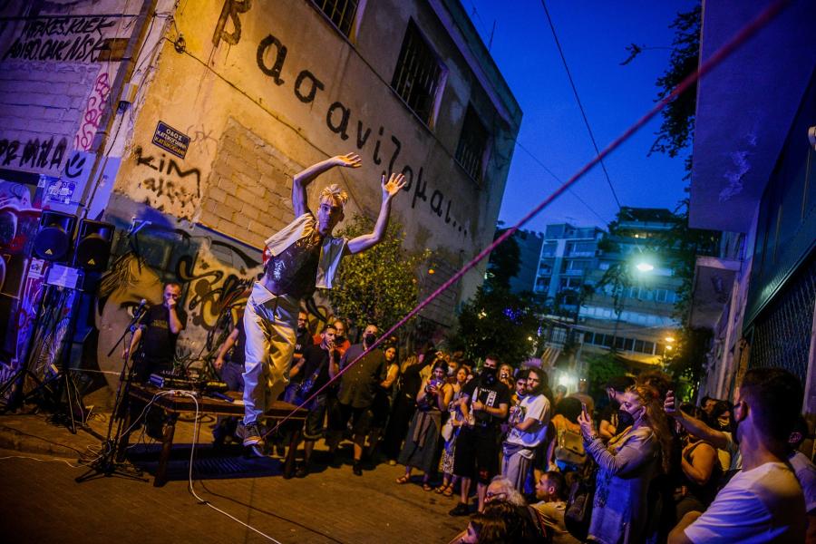 ΕΜΠΡΟΣ