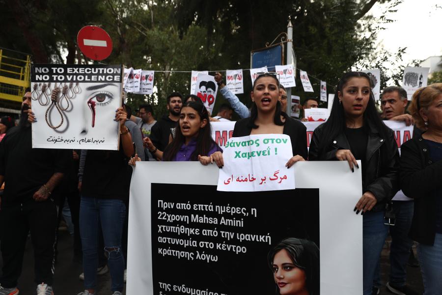 Διαμαρτυρία έξω από την πρεσβεία στο Ιράν