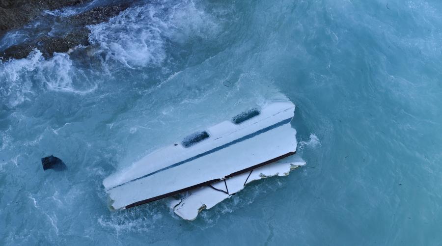Κατεστραμμένη βάρκα στη θάλασσα