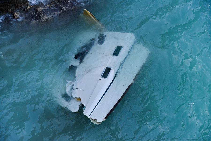 Κατεστραμμένη βάρκα στη θάλασσα - ναυάγιο