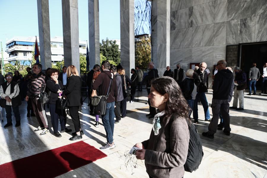 άνθρωποι στην κηδεία της Κατερίνας Ιατροπούλου