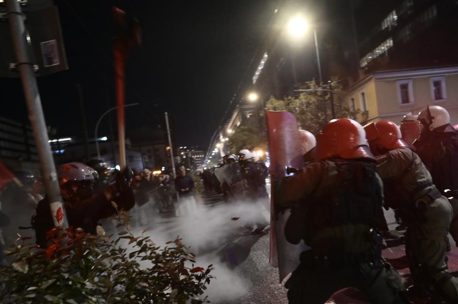 Συγκρούσεις της αστυνομίας με διαδηλωτές στα Προπύλαια 