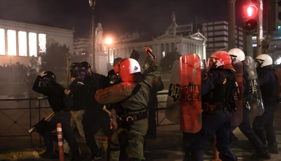 Επίθεση της αστυνομίας σε διαδηλωτές στα Προπύλαια