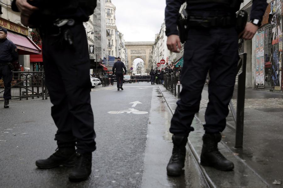 Αστυνομικοί στη Γαλλία μπροστά στην αψίδα του θριάμβου