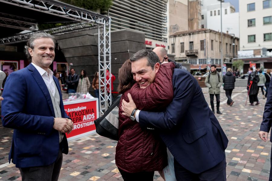 Γυναίκα αγκαλιάζει τον Αλέξη Τσίπρα