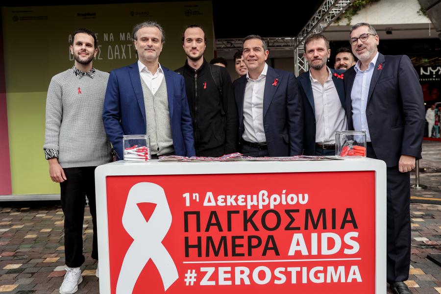 Ο Αλέξης Τσίπρας σε stand για την παγκόσμια ημέρα Aids