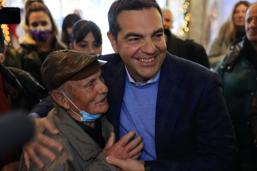 Αλέξης Τσίπρας Καστοριά αγκαλιά χαμογελάει ηλικιωμένος