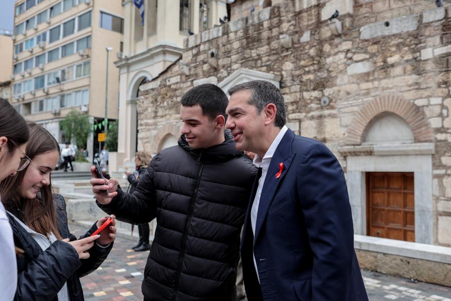 Ο Αλέξης Τσίπρας με νέους