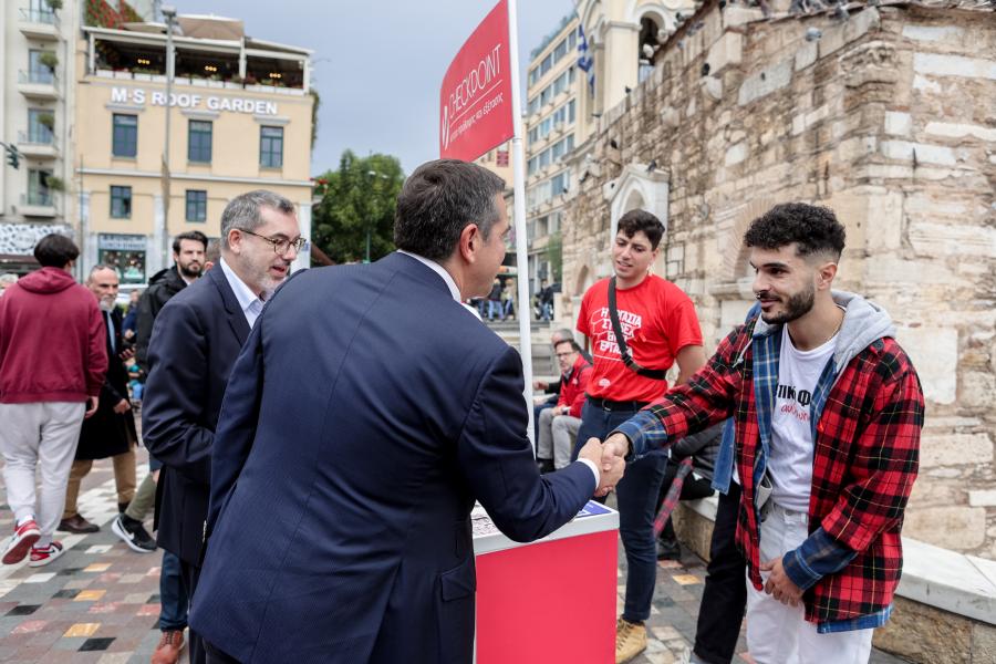 Ο Αλέξης Τσίπρας με νέους