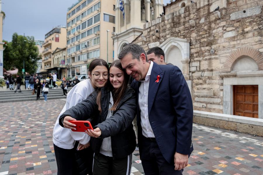 Ο Αλέξης Τσίπρας με νέους