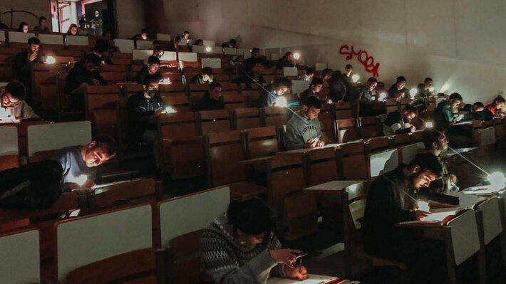 Φοιτητές δίνουν εξετάσεις χρησιμοποιώντας φακούς