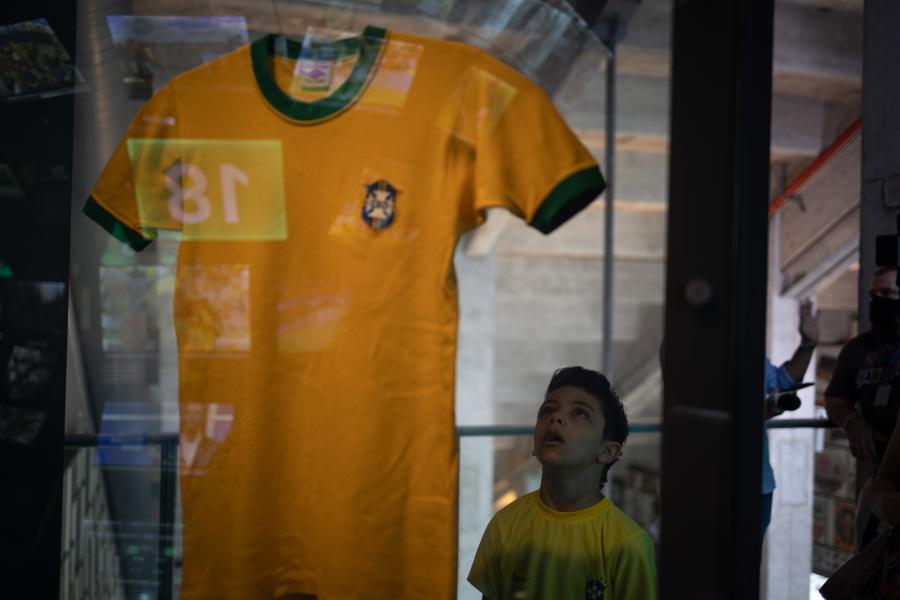 Παιδί κοιτάζει τη φανέλα της εθνικής Βραζιλίας του Πελέ