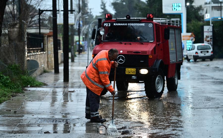 Όχημα της πυροσβεστικής στο δρόμο