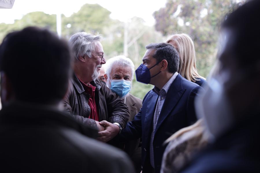 Ο Αλέξης Τσίπρας συνομιλεί με γιατρούς