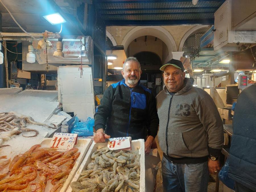 Άνδρες σε ψαραγορά