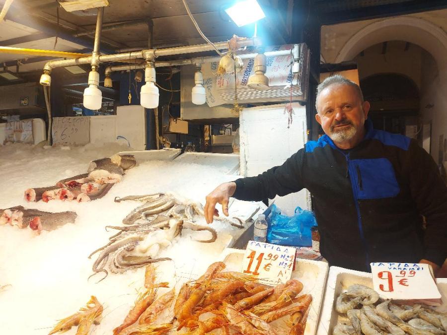 Άνδρας σε ψαραγορά