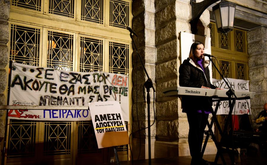 Συναυλία καλλιτεχνών μπροστά στο Εθνικό Θέατρο
