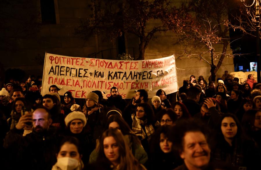 Συναυλία καλλιτεχνών μπροστά στο Εθνικό Θέατρο