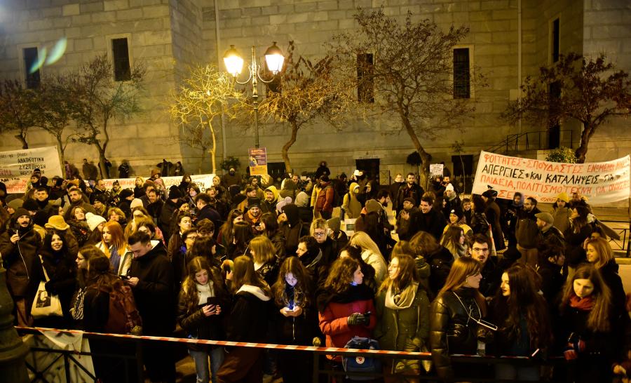 Συναυλία καλλιτεχνών μπροστά στο Εθνικό Θέατρο
