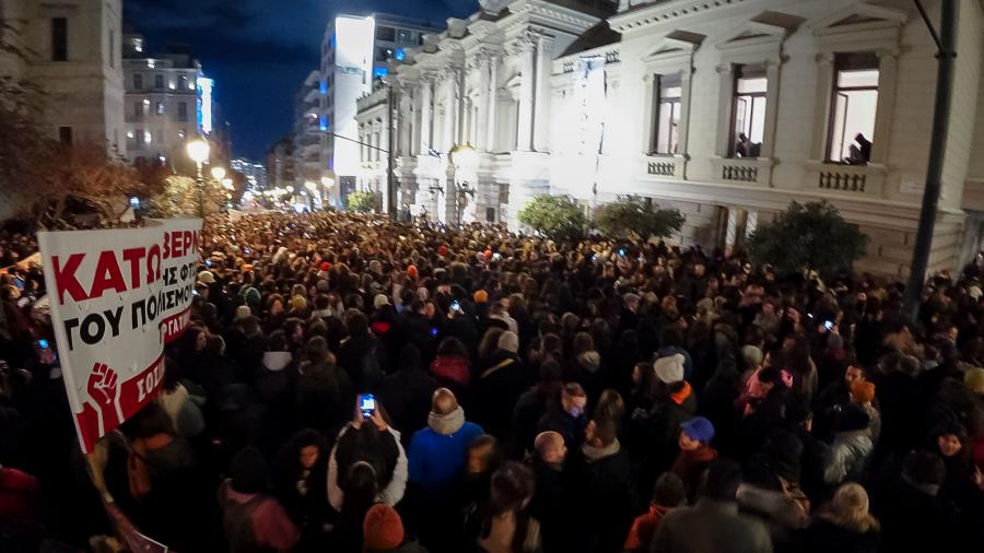 Συναυλία καλλιτεχνών μπροστά στο Εθνικό Θέατρο